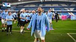 Foto: Man City Angkat Trofi Juara Liga Inggris & Beri Tribute ke Aguero