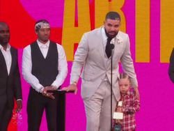 Drake Jadi Artist of the Decade di Billboard Music Awards 2021 Drake Jadi Artist of the Decade di Billboard Music Awards 2021