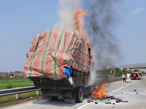 Truk Pengangkut Kertas Ludes Terbakar di Tol Jombang-Mojokerto