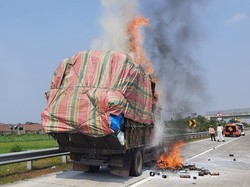 Truk Pengangkut Kertas Ludes Terbakar di Tol Jombang-Mojokerto