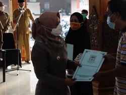 Walkot Mojokerto Serahkan Santunan ke 90 Ahli Waris Korban COVID-19