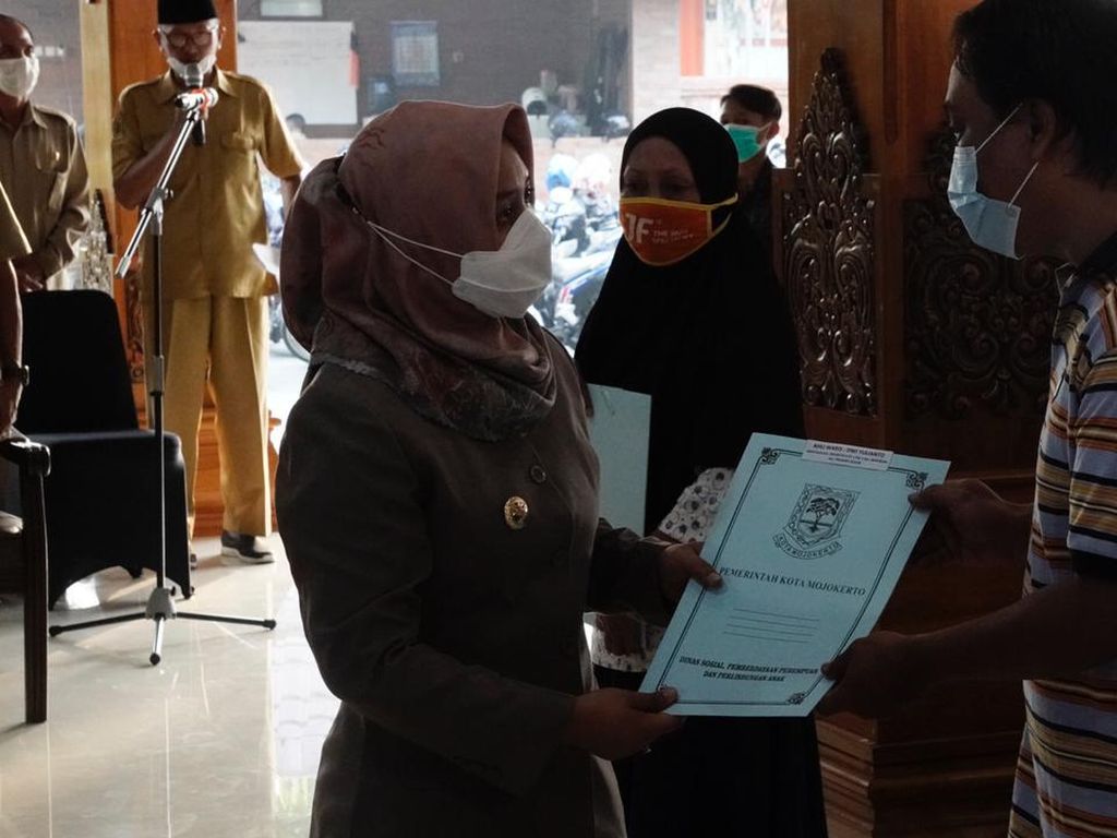 Walkot Mojokerto Serahkan Santunan ke 90 Ahli Waris Korban COVID-19 Walkot Mojokerto Serahkan Santunan ke 90 Ahli Waris Korban COVID-19