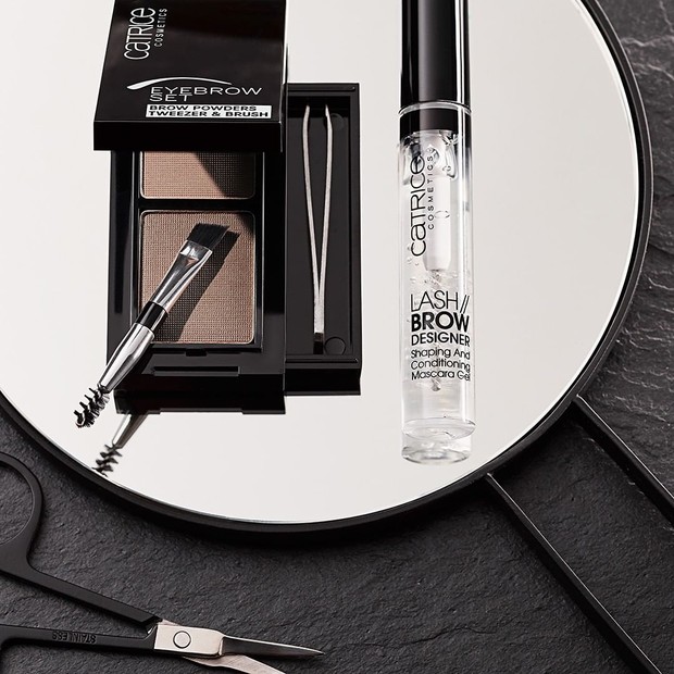 Maskara bening yang bisa membantumu cantik natural seharian.