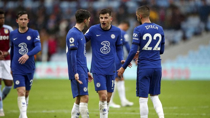 Chelseas Mason Mount, center, talks with Chelseas Hakim Ziyech, right, at the end of the English Premier League soccer match between Aston Villa and Chelsea, at Villa Park stadium in Birmingham England, Sunday, May 23, 2021. (Nick Potts, Pool via AP)