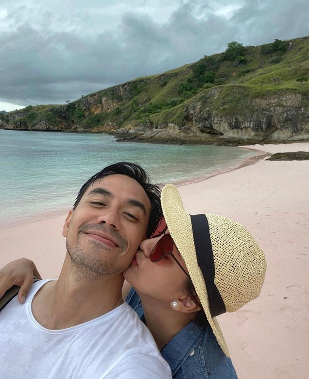 Pasangan selebriti yang satu ini sering disebut sebagai couple goals oleh para netizen. Bukan tanpa alasan, sebutan itu mereka dapatkan karena rumah tangganya yang sangat harmonis.