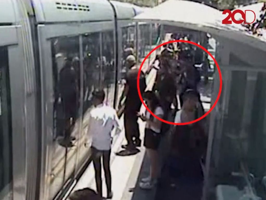 Detik-detik Tentara Israel Ditikam dalam Stasiun di Yerusalem Detik-detik Tentara Israel Ditikam dalam Stasiun di Yerusalem