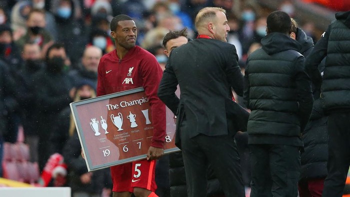 LIVERPOOL, ENGLAND - MAY 23: Georginio Wijnaldum of Liverpool is presented with a framed print after the Premier League match between Liverpool and Crystal Palace at Anfield on May 23, 2021 in Liverpool, England. A limited number of fans will be allowed into Premier League stadiums as Coronavirus restrictions begin to ease in the UK. (Photo by Alex Livesey/Getty Images)