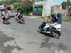 Tak Ada Lagi Lubang di Jl Cikaret, Motor hingga Mobil Lancar Melaju