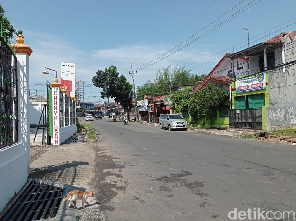 Jl Raya Cikaret yang Sempat Rusak dan Berlubang Kini Telah Diaspal Jl Raya Cikaret yang Sempat Rusak dan Berlubang Kini Telah Diaspal
