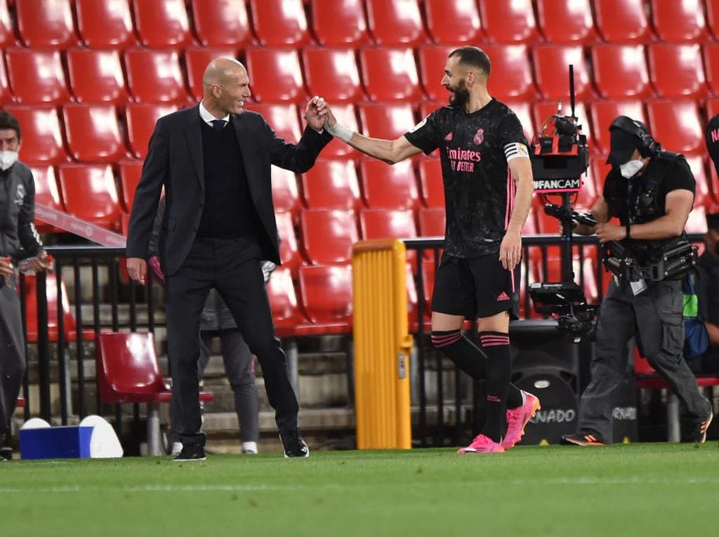 Benzema: Zidane Pasti Bertahan di Madrid! Benzema: Zidane Pasti Bertahan di Madrid!