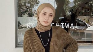 8 Ide Padu Padan Cardigan Rajut ala Selebgram Hijab