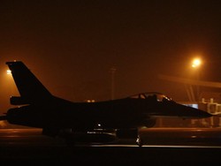 Skadron Tempur Lanud Pekanbaru Latihan Terbang Malam, Langit Bergemuruh