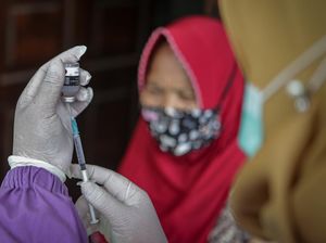 Ingat! Vaksinasi Lansia Wujud Kasih Sayang Anak pada Orang Tua