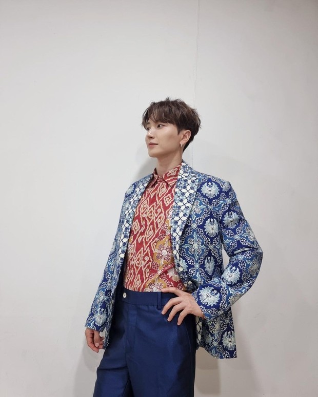 Leeteuk Menggunakan Pakaian Batik/instagram.com/xxteukxx
