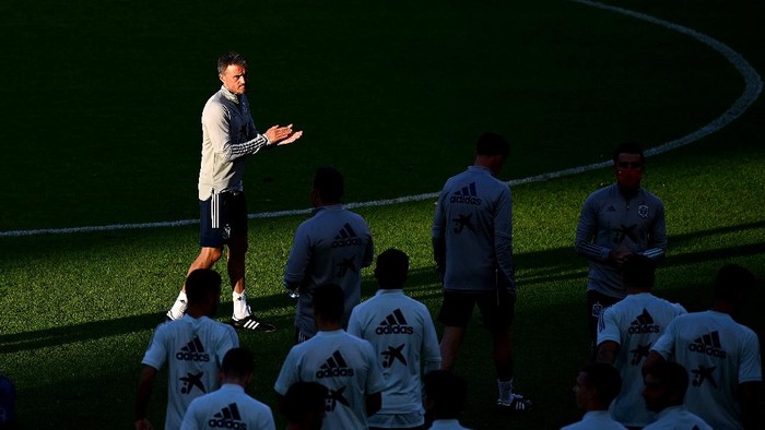 STUTTGART, GERMANY - SEPTEMBER 02: Luis Enrique Head Coach of Spain speaks to his team during a training session at Robert-Schlienz-Stadion on September 02, 2020 in Stuttgart, Germany. Spain will face Germany in their UEFA Nations League group stage match on September 3, 2020. (Photo by Matthias Hangst/Getty Images)