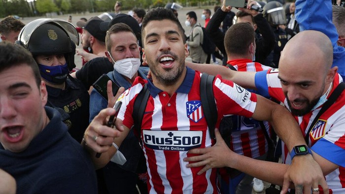Atletico Madrids Luis Suarez celebrates with supporters after the Spanish La Liga soccer match between Atletico Madrid and Valladolid at the Jose Zorrilla stadium in Valladolid, Spain, Saturday, May 22, 2021. Atletico won 2-1 and clinches its 11th Spanish La Liga title. (AP Photo/Manu Fernandez)