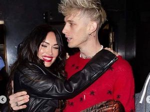 Gaya Unik Machine Gun Kelly & Megan Fox, Tangan Saling Diikat di Rantai