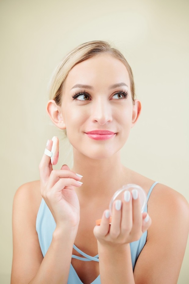 Memakai cushion terlalu tebal bisa membuat cakey/freepik.com