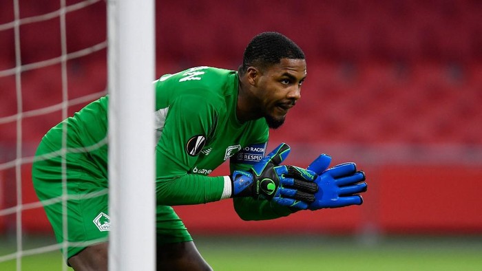 Lilles French goalkeeper Mike Maignan looks on during the UEFA Europa League round of 32 second-leg football match between Ajax Amsterdam and Lille (LOSC) at the Johan Cruyff Arena in Amsterdam, on February 25, 2021. (Photo by JOHN THYS / AFP)