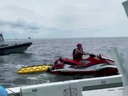 Panik Enggak? Terbawa Arus, Pasangan Ini Diselamatkan di Tengah Laut