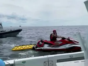 Panik Enggak? Terbawa Arus, Pasangan Ini Diselamatkan di Tengah Laut Panik Enggak? Terbawa Arus, Pasangan Ini Diselamatkan di Tengah Laut