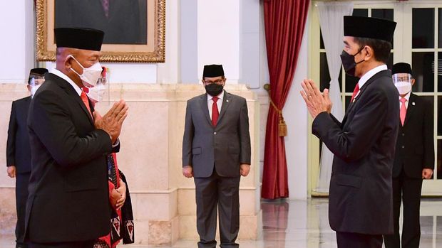 Presiden Joko WIdodo (kanan) memberi ucapan selamat kepada Letjen TNI Ganip Warsito seusai dilantik menjadi Kepala Badan Nasional Penanggulangan Bencana (BNPB) di Istana Negara, Jakarta, Selasa (25/5/2021). Letjen TNI Ganip Warsito yang sebelumnya menjabat Kasum TNI dilantik menjadi Kepala BNPB menggantikan Letnan Jenderal TNI Doni Monardo yang memasuki masa pensiun. ANTARA FOTO/HO/Setpres-Muchlis Jr/wpa/rwa.