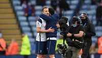 Son Heung-min memeluk Harry Kane. Keduanya merupakan tumpuan utama Spurs di lini serang (Getty Images/Pool)
