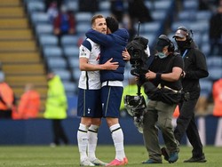 Son Heung-min memeluk Harry Kane. Keduanya merupakan tumpuan utama Spurs di lini serang (Getty Images/Pool)