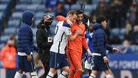 Hugo Lloris merangkul erat Harry Kane. Keduanya adalah pemain senior di Spurs (Getty Images/Pool)