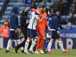 Hugo Lloris merangkul erat Harry Kane. Keduanya adalah pemain senior di Spurs (Getty Images/Pool)