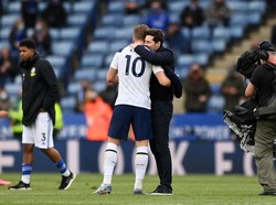 Setelah laga tersebut, para pemain Tottenham Hotspur satu per satu memeluk Harry Kane, termasuk sang manajer, Ryan Mason (Getty Images/Pool)