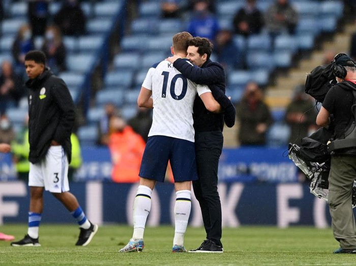 LEICESTER, ENGLAND - MAY 23: Harry Kane and Dele Alli of Tottenham Hotspur embrace following the Premier League match between Leicester City and Tottenham Hotspur at The King Power Stadium on May 23, 2021 in Leicester, England. A limited number of fans will be allowed into Premier League stadiums as Coronavirus restrictions begin to ease in the UK. (Photo by Mike Egerton - Pool/Getty Images)