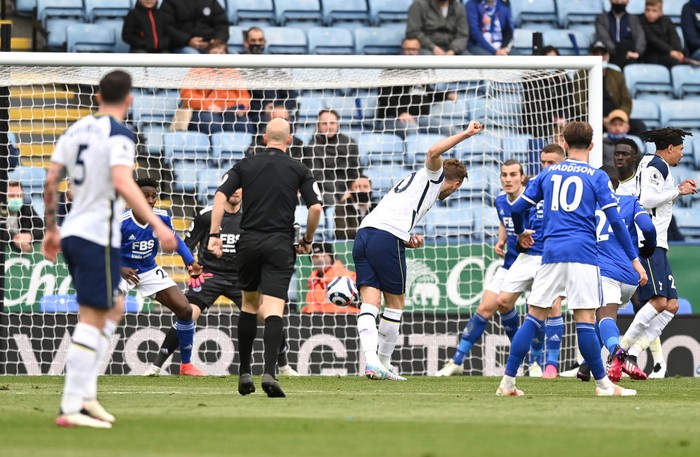 Pemain Tottenham Hotspur memeluk Harry Kane LEICESTER, ENGLAND - MAY 23: Harry Kane and Dele Alli of Tottenham Hotspur embrace following the Premier League match between Leicester City and Tottenham Hotspur at The King Power Stadium on May 23, 2021 in Leicester, England. A limited number of fans will be allowed into Premier League stadiums as Coronavirus restrictions begin to ease in the UK. (Photo by Mike Egerton - Pool/Getty Images)