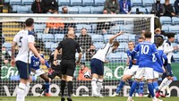 Harry Kane menutup musim 2020/2021 dengan mencetak satu gol ke gawang Leicester City. Tottenham Hotspur sendiri menang dengan skor 4-2 (Getty Images/Pool)