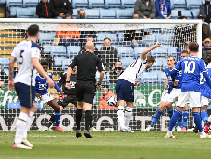LEICESTER, ENGLAND - MAY 23: Harry Kane and Dele Alli of Tottenham Hotspur embrace following the Premier League match between Leicester City and Tottenham Hotspur at The King Power Stadium on May 23, 2021 in Leicester, England. A limited number of fans will be allowed into Premier League stadiums as Coronavirus restrictions begin to ease in the UK. (Photo by Mike Egerton - Pool/Getty Images)