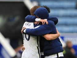 Kane, Alli, dan Son saling berpelukan. Terlihat ketiga mengeluarkan air mata. Apakah itu jadi tanda bahwa Kane sudah mantap hatinya untuk meninggalkan Tottenham Hotspur? (Getty Images/Pool)