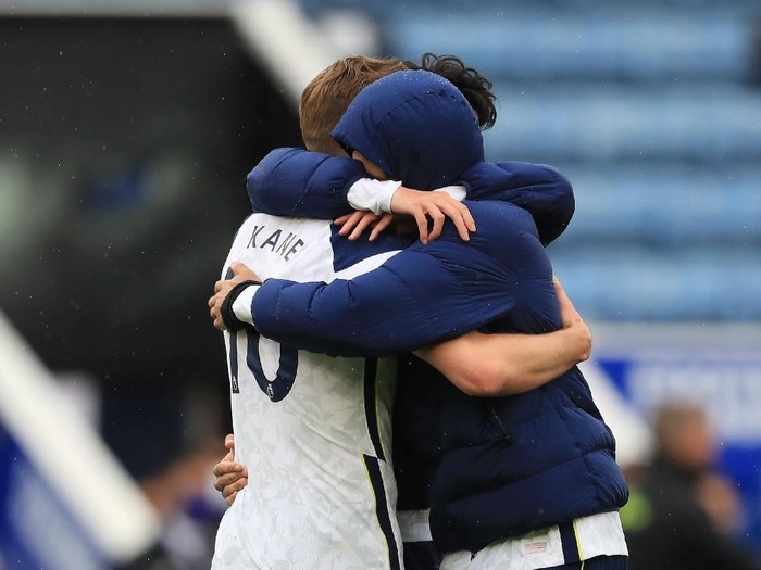 LEICESTER, ENGLAND - MAY 23: Harry Kane and Dele Alli of Tottenham Hotspur embrace following the Premier League match between Leicester City and Tottenham Hotspur at The King Power Stadium on May 23, 2021 in Leicester, England. A limited number of fans will be allowed into Premier League stadiums as Coronavirus restrictions begin to ease in the UK. (Photo by Mike Egerton - Pool/Getty Images)
