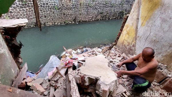 Foto: Tanggul Penahan Bibir Sungai Citepus Bandung Jebol