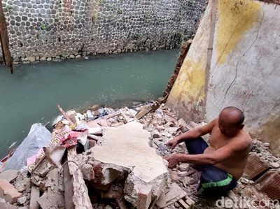 Foto: Tanggul Penahan Bibir Sungai Citepus Bandung Jebol