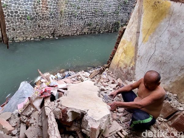 Foto: Tanggul Penahan Bibir Sungai Citepus Bandung Jebol