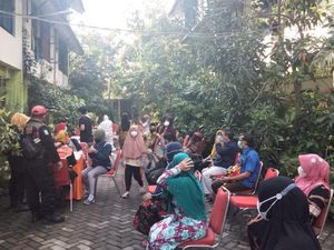 Datang Pagi Buta, Petugas Swab Bikin Kaget Penghuni Rusun di Surabaya