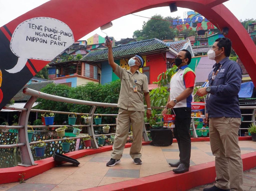 Destinasi Ikonik Kampung Pelangi Semarang Bersolek Percantik Diri Destinasi Ikonik Kampung Pelangi Semarang Bersolek Percantik Diri