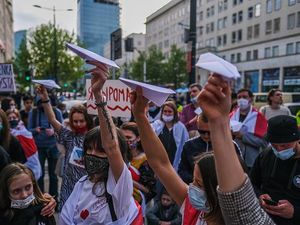 Pesawat Kertas Jadi Simbol Protes Warga Usai Jurnalis Belarusia Ditangkap Pesawat Kertas Jadi Simbol Protes Warga Usai Jurnalis Belarusia Ditangkap