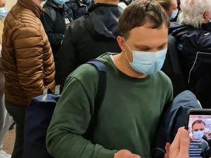 Kengerian Penumpang Pesawat Ryanair Dipaksa Mendarat dan Tiba-tiba Menukik Kengerian Penumpang Pesawat Ryanair Dipaksa Mendarat dan Tiba-tiba Menukik