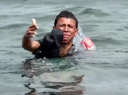 Pilu, Bocah Maroko Berenang Pakai Botol Plastik ke Spanyol