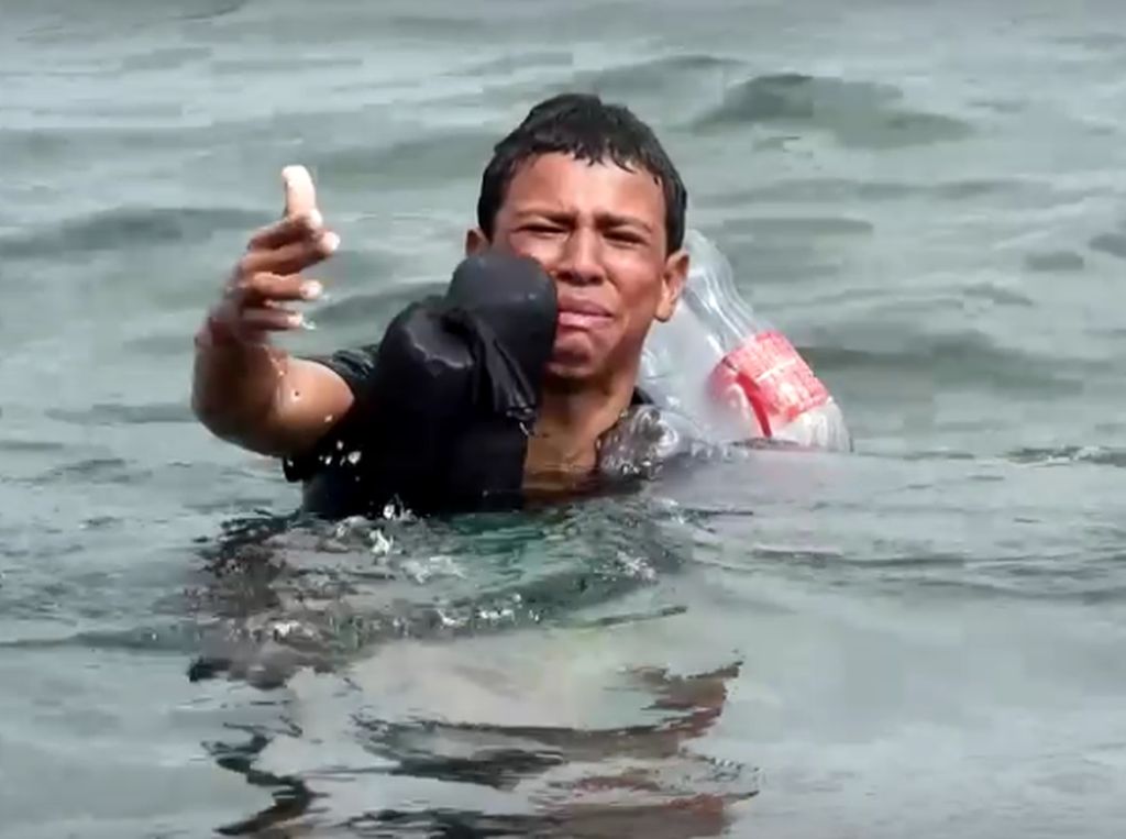 Pilu, Bocah Maroko Berenang Pakai Botol Plastik ke Spanyol Pilu, Bocah Maroko Berenang Pakai Botol Plastik ke Spanyol