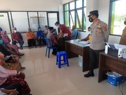 Puluhan Lansia di Buer, Sumbawa Ikut Vaksinasi Gelombang 2