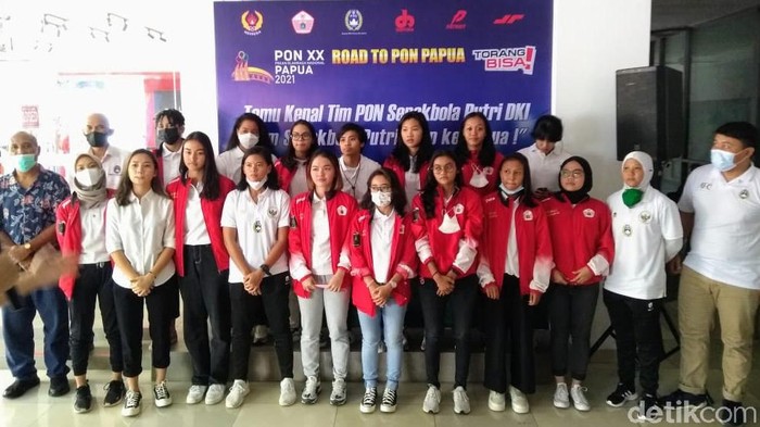 Tim sepakbola putri DKI Jakarta membidik emas di PON 2021 sembari promosi Papua aman.