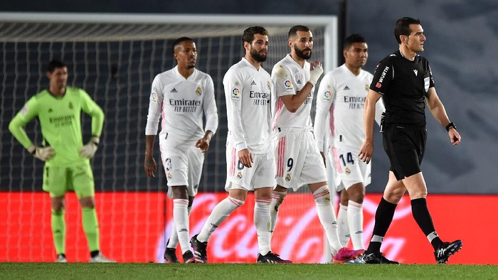 MADRID, SPAIN - MAY 09: Nacho and Karim Benzema of Real Madrid interacts with Referee Juan Martinez Munuera during the La Liga Santander match between Real Madrid and Sevilla FC at Estadio Alfredo Di Stefano on May 09, 2021 in Madrid, Spain. Sporting stadiums around Spain remain under strict restrictions due to the Coronavirus Pandemic as Government social distancing laws prohibit fans inside venues resulting in games being played behind closed doors. (Photo by Denis Doyle/Getty Images)