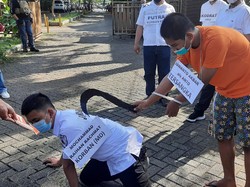 Reka Ulang Penusukan di Area Futsal Kalideres: Korban Sempat Lari ke Masjid